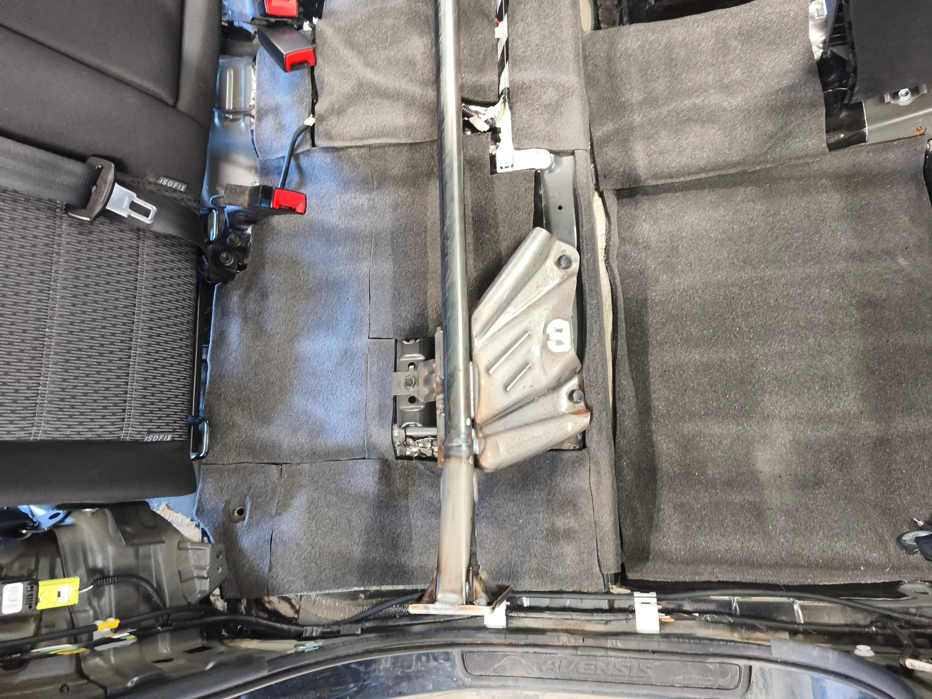 toyota-avensis-2013-871