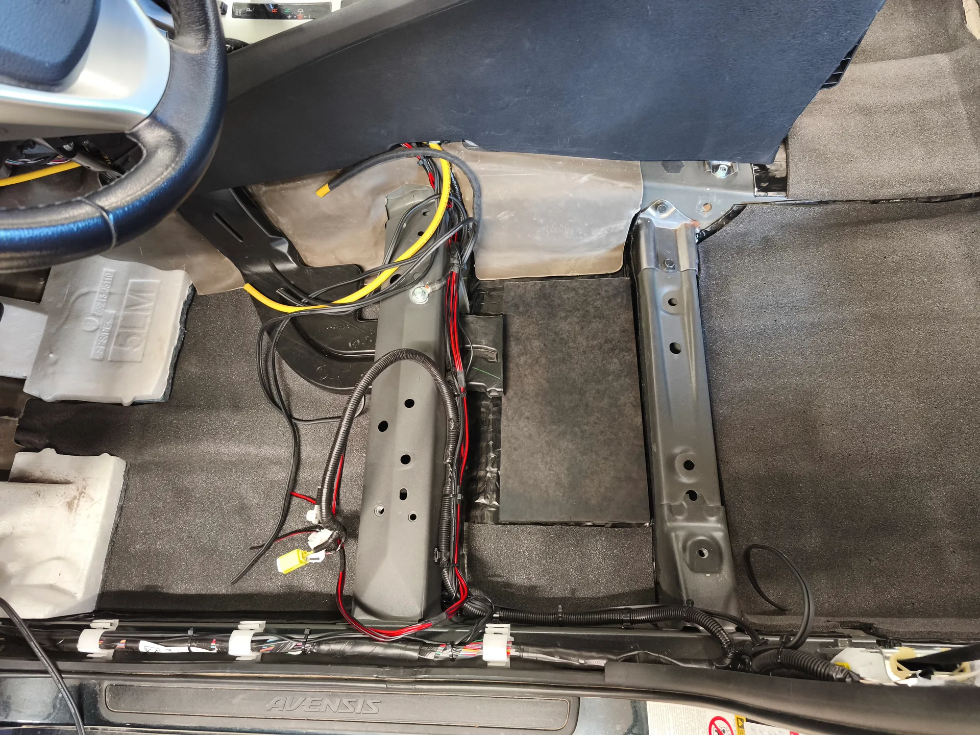 toyota-avensis-2013-871