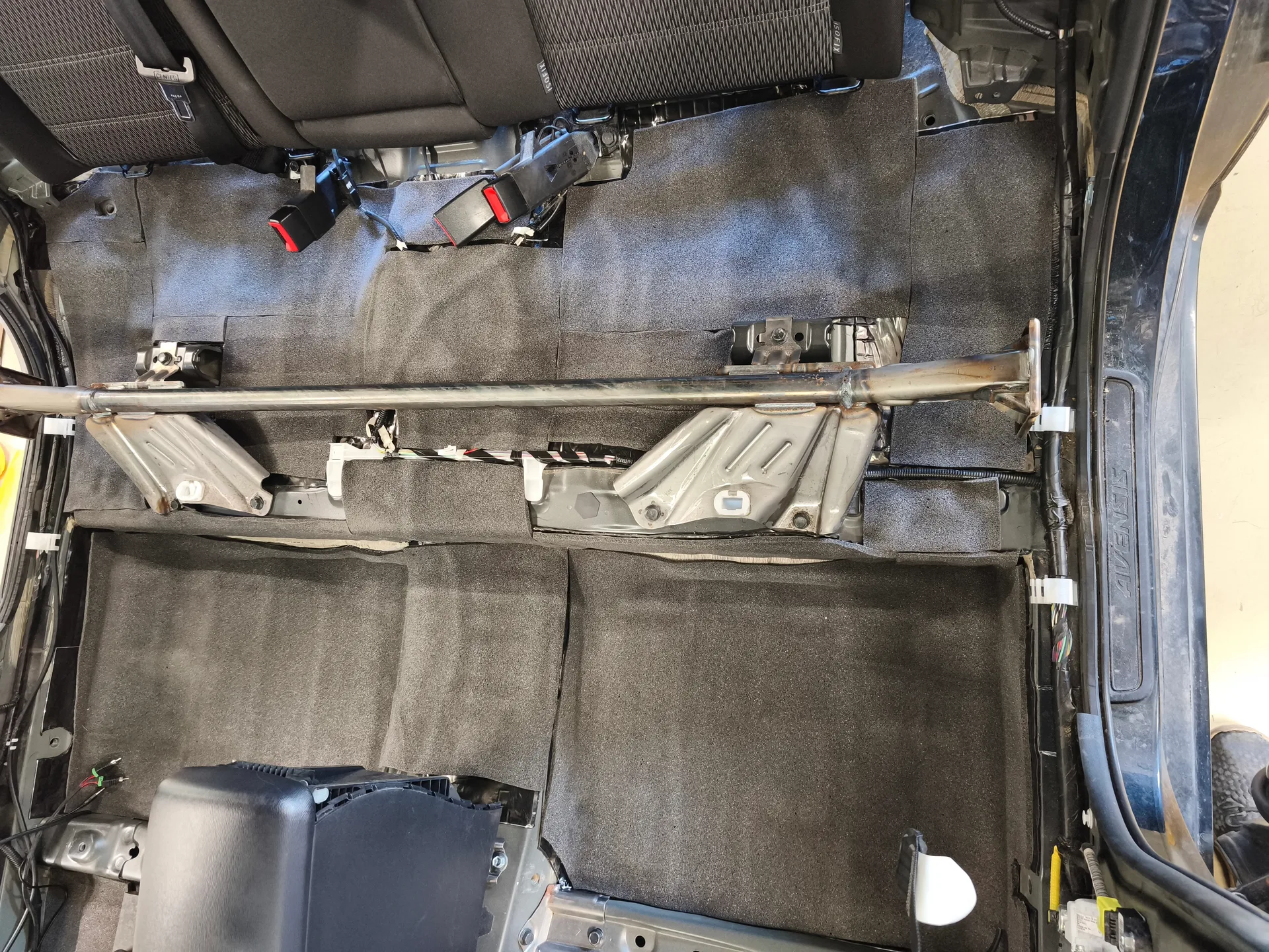 toyota-avensis-2013-871