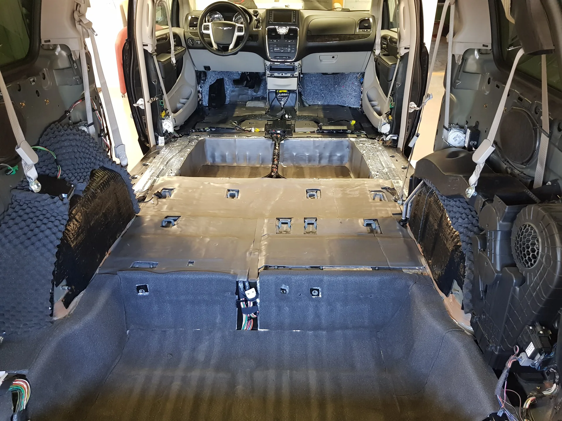 chrysler-town-country-385