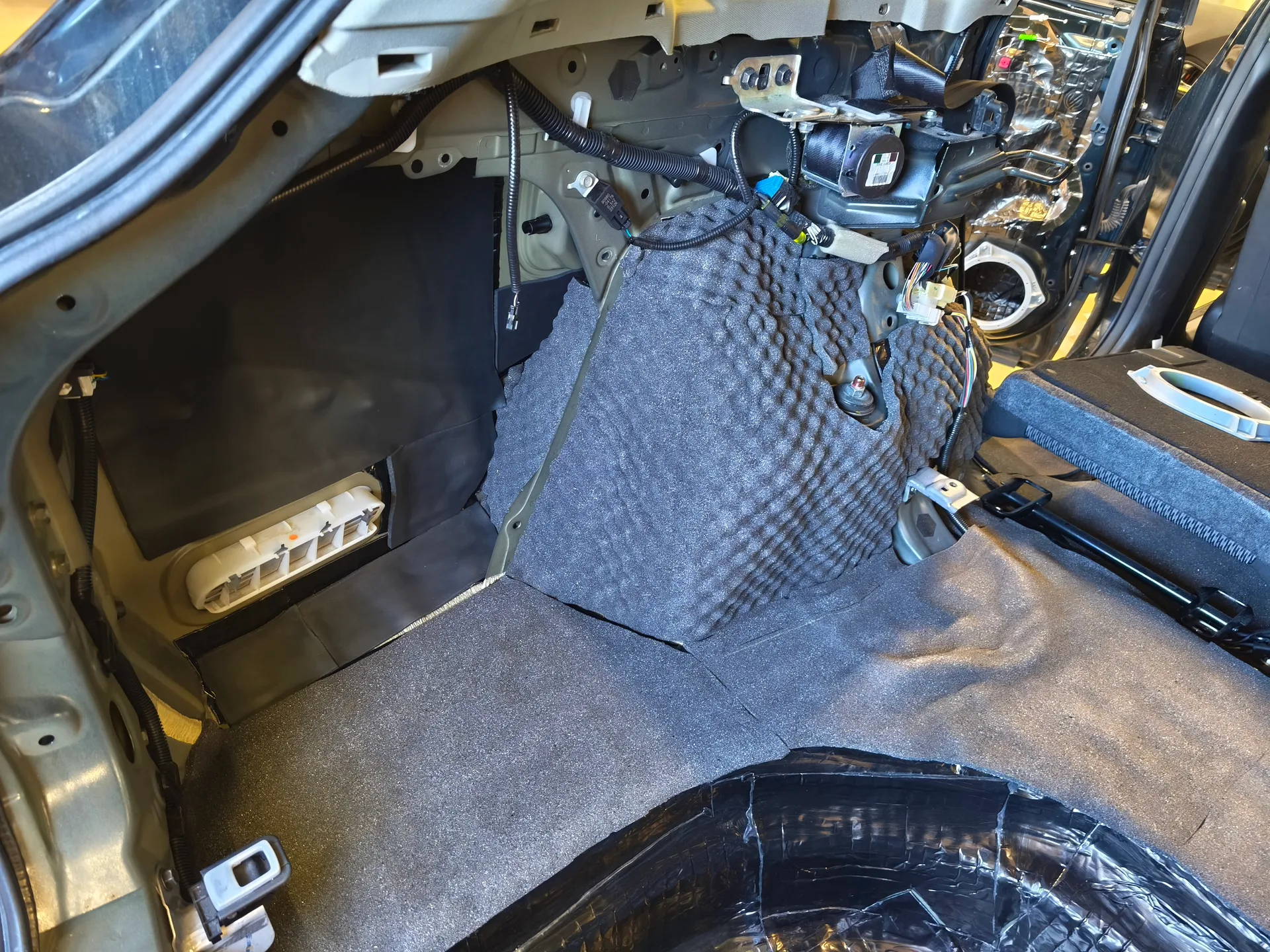 toyota-avensis-2013-871