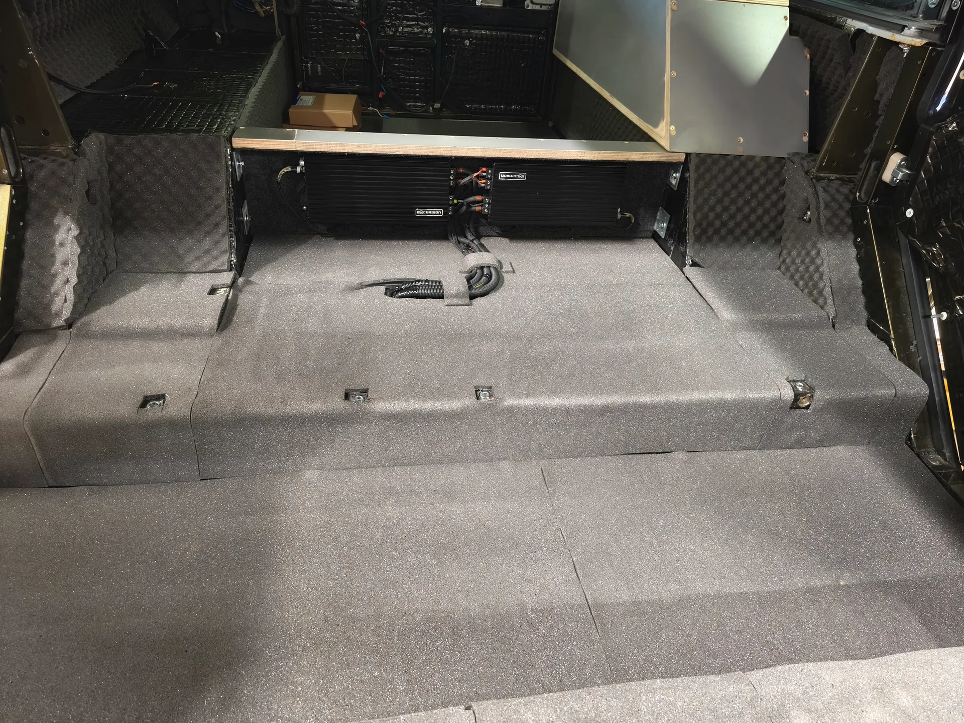 land-rover-defender-874