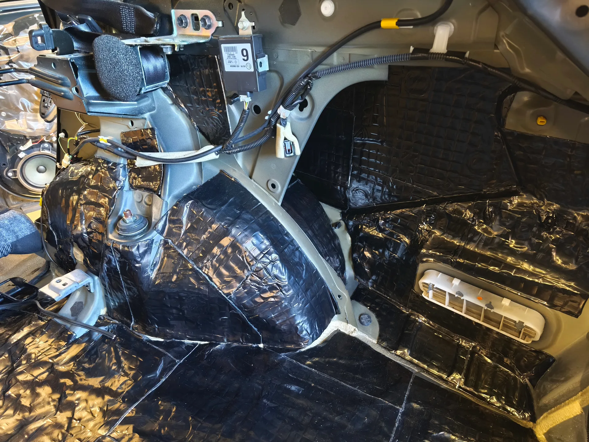 toyota-avensis-2013-871