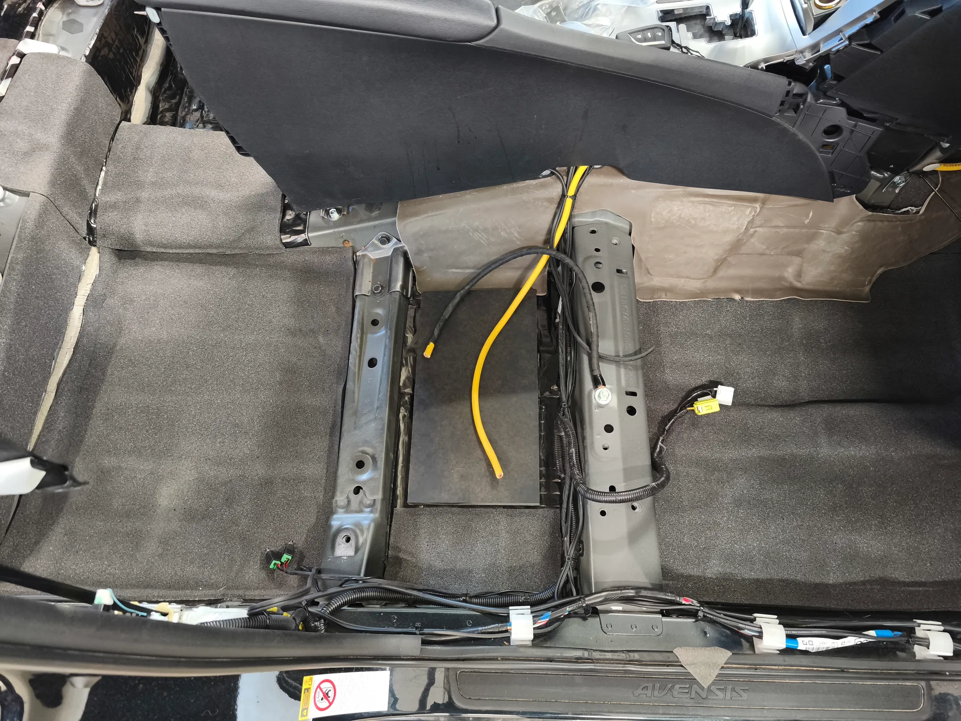 toyota-avensis-2013-871