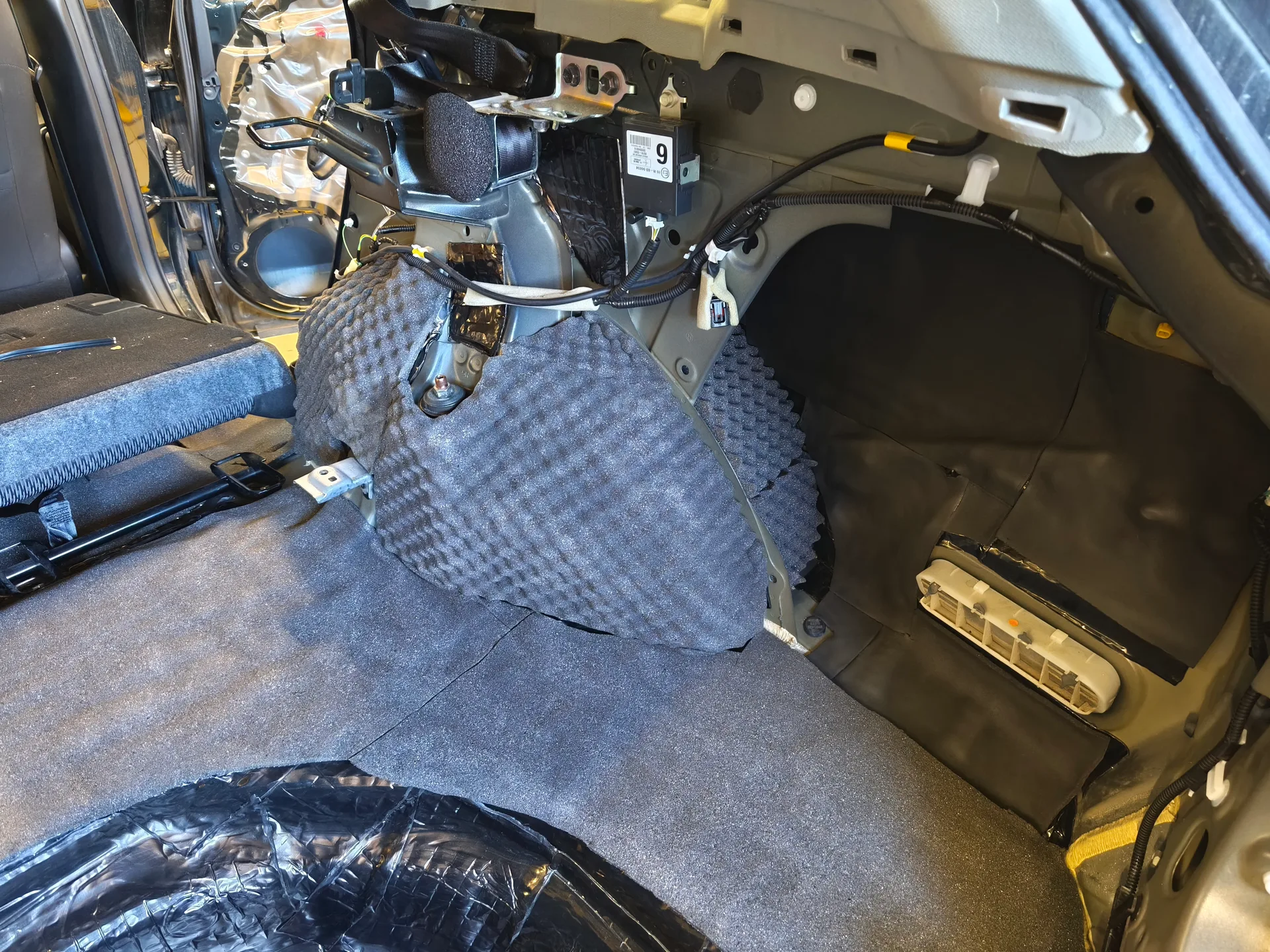 toyota-avensis-2013-871